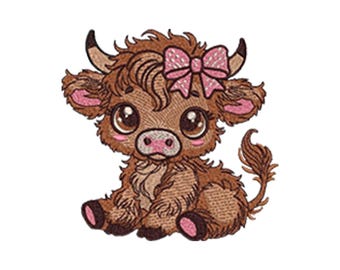 Puede incluir: Diseño bordado de una vaca de las Tierras Altas de dibujos animados en tonos marrones, con un lazo rosa en la cabeza. La vaca tiene ojos grandes y expresivos, orejas internas rosas y pezuñas rosas. Sobre fondo blanco.
