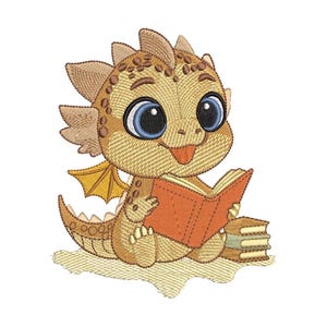 Könnte beinhalten: Gesticktes Bild eines freundlichen Zeichentrickdrachen, der ein Buch liest. Der Drache ist hellbraun mit blauen Augen und orangefarbenen Flügeln. Er sitzt auf einer sandigen Oberfläche, neben ihm ein Stapel Bücher. Das Buch ist orange.