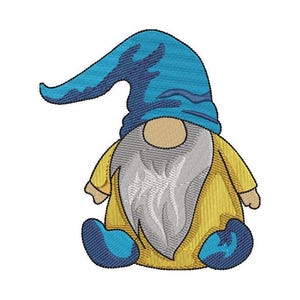 Puede incluir: Diseño de gnomo caprichoso con sombrero y zapatos azules, abrigo amarillo y barba gris. El gnomo está sentado con las piernas cruzadas. El diseño es un patrón de bordado.
