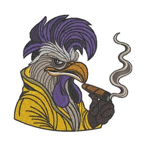 Pode incluir: Um galo de desenho animado com um moicano roxo, vestindo uma jaqueta amarela e segurando um charuto aceso no bico.