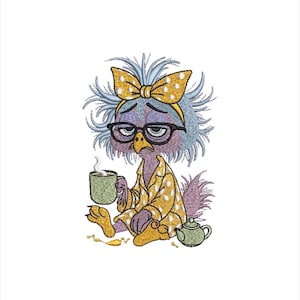 Peut inclure: Broderie d'un oiseau endormi portant des lunettes, un nœud papillon jaune à pois et un pyjama. L'oiseau tient une tasse de café et est assis à côté d'une petite théière. Le motif est sur fond blanc.