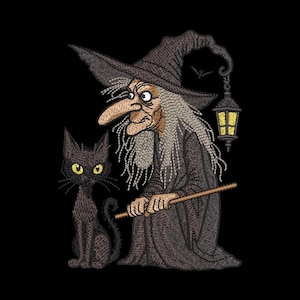 Puede incluir: Imagen bordada de una bruja con una larga nariz, pelo gris y un sombrero puntiagudo, sosteniendo una varita. Un gato negro con ojos amarillos está sentado a su lado. Una linterna cuelga del sombrero de la bruja, y un murciélago vuela por encima.