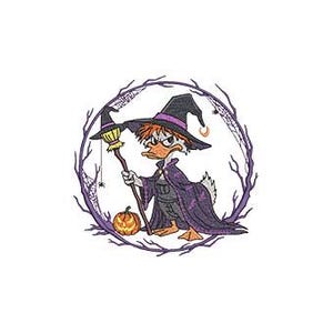 Könnte beinhalten: Eine Cartoon-Ente mit Hexenhut und lila Umhang, die einen Besen hält und neben einem kleinen Kürbis steht. Die Ente befindet sich in einem lila kreisförmigen Rahmen mit Ästen, ideal für Halloween.