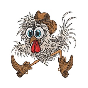 Puede incluir: Diseño bordado de un pollo de dibujos animados con sombrero y botas de vaquero marrones. El pollo tiene grandes ojos azules, una cresta roja y está a medio paso, dando la impresión de movimiento. El diseño está sobre un fondo blanco.