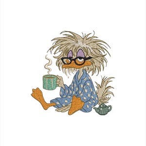 Peut inclure: Broderie d'un canard portant des lunettes et une robe bleue, tenant une tasse de café turquoise. Le canard a les cheveux en bataille et une expression endormie. Une petite théière verte est à proximité.