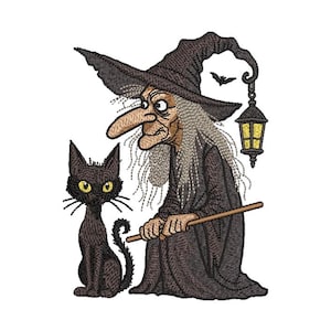 Puede incluir: Un diseño bordado que presenta una bruja con una larga nariz, cabello gris y un sombrero puntiagudo, sosteniendo una varita. Un gato negro con ojos amarillos está sentado a su lado. También se incluye una linterna y un murciélago.