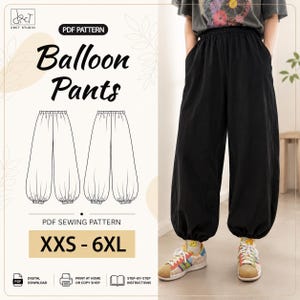 Pu&ograve; includere: Un cartamodello digitale in PDF per pantaloni a palloncino etichettato DRCT STUDIO. L'immagine mostra un disegno tecnico dei pantaloni, il testo Balloon Pants e una gamma di taglie dalla XXS alla 6XL. Una persona indossa pantaloni neri a palloncino.