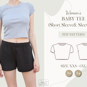 Puede incluir: Un patrón PDF digital para una camiseta de bebé para mujer, disponible en tallas XXS-6XL. El patrón incluye opciones de manga corta y sin mangas. La imagen muestra a una modelo con una camiseta de bebé gris y pantalones cortos negros. El patrón está disponible en tamaños A0 y A4.