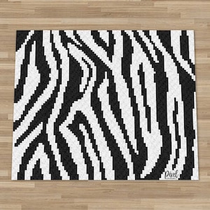Pode incluir: Tapete de arte de pixel com estampa de zebra em preto e branco. O tapete é feito de pequenos quadrados de tecido e tem um visual pixelado. O tapete é perfeito para adicionar um toque de fantasia a qualquer cômodo.