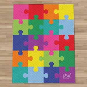 Puede incluir: Una colorida alfombra con diseño de piezas de rompecabezas. La alfombra presenta un patrón de piezas de rompecabezas entrelazadas en varios colores, incluyendo rosa, rojo, naranja, amarillo, verde, azul y morado. El texto "Pixel Crochet" está en la esquina inferior derecha.