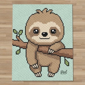 Może przedstawiać: Koc w stylu pixel art przedstawiający brązowego leniwca wiszącego na brązowej gałęzi drzewa z zielonymi liśćmi na jasnoniebieskim tle. Leniwiec ma kremową twarz, czarne oczy i mały nos. Widoczny jest napis Pixel Crochet.