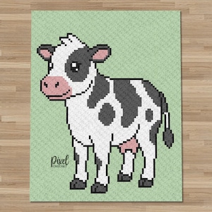 Może przedstawiać: Prostokątny wzór szydełkowy przedstawiający krowę w stylu pixel art z czarno-białymi łatami, różowym nosem i różowymi uszami. Krowa stoi na jasnym zielonym tle. Tekst Pixel Crochet jest nadrukowany w kolorze czarnym w lewym dolnym rogu.