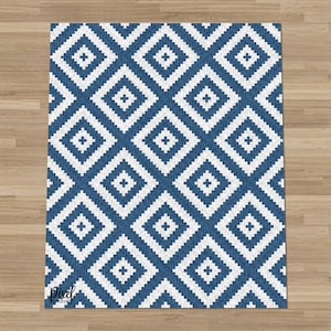 Può includere: Tappeto geometrico a motivi blu e bianchi con sfondo bianco e forme di diamanti blu. Il tappeto ha un aspetto testurizzato sottile.