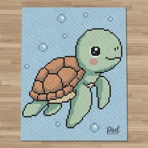 Peut inclure: Une tenture murale rectangulaire présentant un motif en pixel art d'une tortue de mer vert clair avec une carapace brune, des joues roses et de grands yeux noirs. La tortue nage dans une eau bleu clair avec des bulles blanches et le texte Pixel Crochet.