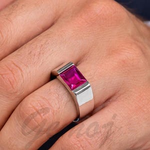 Anillo de compromiso con rubí para hombre • Anillo de rubí de corte cuadrado • Anillo de oro blanco para hombre • Anillo de declaración de lujo para él • Joyería de piedras preciosas llamativas • Regalo para él