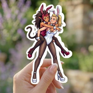 Op de afbeelding: Een witte keramische mok met een zwart handvat en de tekst "But First, Coffee" in een vetgedrukte, zwarte letter. De mok staat tegen een effen witte achtergrond, wat het eenvoudige ontwerp benadrukt.