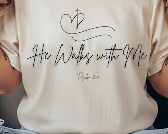 Il marche avec moi, chemise chrétienne couleurs confortables, joli produit chrétien, t-shirt Jésus minimaliste, foi chrétienne, t-shirt spirituel décontracté