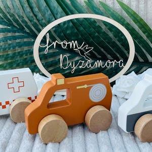 FSC認証木材で作られたカスタマイズ可能な木製車 - 18か月以上のお子様向けの個別おもちゃ持続可能なレーザー彫刻 - 洗礼