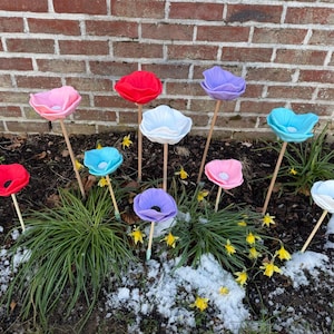 Insect watering station flower 3D printed garden decoration bee watering station with float individually selectable sustainable garden aid in two sizes