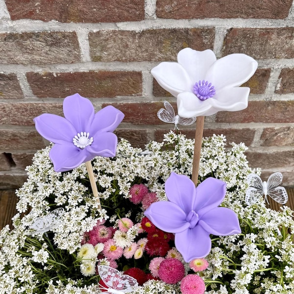 Flower-shaped bee waterer – Sustainable insect aid available in 2 variations, decorative and in many colors. Love for the garden & nature.