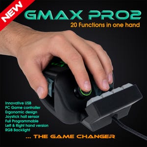 Può includere: Un controller di gioco per PC GMAX PRO2 nero con un joystick con accento verde, un tastierino e una connessione cablata. Il testo sul dispositivo include GMAX PRO2, 20 Functions in one hand, THE GAME CHANGER e un elenco di caratteristiche.