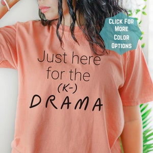 Qui solo per la maglietta K-drama (testo nero), la maglietta Korean DramaLover, il regalo K-drama, la maglietta Korean Drama, la maglietta K-drama Fan, regali per lei