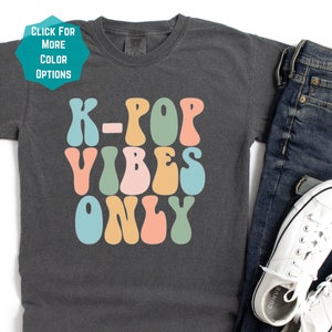 Vibes K-pop uniquement sur le devant (multi), chemise Kpop, cadeau de fan de Kpop, chemise d&#39;amant de Kpop, cadeau d&#39;amant de Kpop, chemise coréenne, cadeau de Kpop, chemise de fan de Kpop, Corée