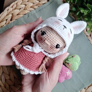 Bambola amigurumi, bambola fatta a mano, collectible crochet bunny hat doll, handmade gift, kawaii decor,  poupée crochet, doll crochet