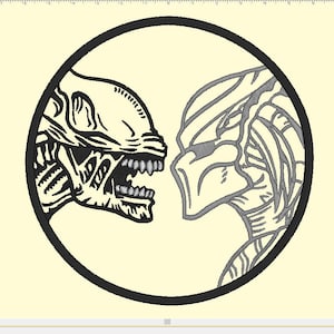 Puede incluir: Ilustración en blanco y negro de un extraterrestre y un depredador enfrentados dentro de un círculo. El extraterrestre está a la izquierda y el depredador a la derecha.