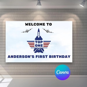 Könnte beinhalten: Willkommen zum ersten Geburtstag von Anderson Banner mit einer blauen und roten Flugzeuggrafik mit den Worten "Top One" und drei Flugzeugen, die im Hintergrund fliegen.