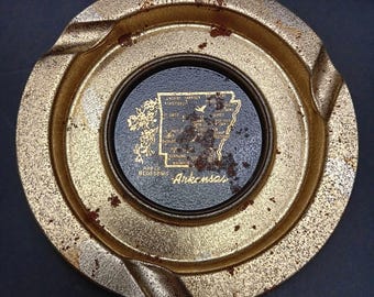 Cenicero vintage de hojalata de Arkansas, de mediados de siglo, con tres ranuras, 14,5 cm x 1,27 cm, color dorado
