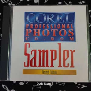 Puede incluir: Un CD-ROM de muestra para Corel Professional Photos, un programa de software de edición limitada. El texto en la caja del CD es rojo y blanco sobre un fondo azul.
