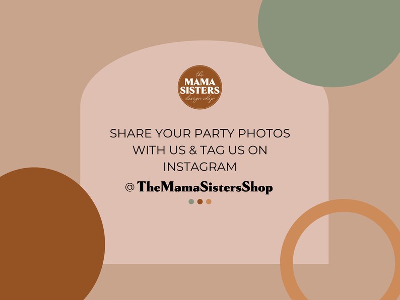 Peut inclure: Un fond brun clair avec une arche de couleur p&ecirc;che. Le texte "SHARE YOUR PARTY PHOTOS WITH US & TAG US ON INSTAGRAM @TheMamaSistersShop" est affich&eacute; dans l'arche. Le texte est en noir et blanc. Il y a quatre petits points sous le texte. Il y a un cercle vert dans le coin sup&eacute;rieur droit et un cercle brun dans le coin inf&eacute;rieur gauche. Il y a un cercle de couleur p&ecirc;che dans le coin inf&eacute;rieur droit.