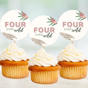 Peut inclure: Trois cupcakes avec un glaçage blanc surmontés de ronds en papier blanc pour cupcakes qui disent "FOUR EVER wild" en lettres roses et vertes avec un imprimé léopard et un motif floral.