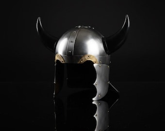Casque viking en acier avec cornes de bœuf