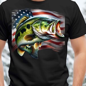 Pu&ograve; includere: Una maglietta nera con una grafica di un black bass che salta fuori dall'acqua davanti a una bandiera americana.