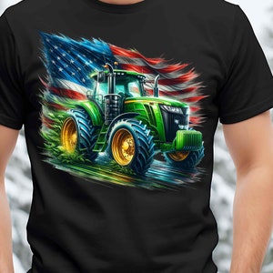 K&ouml;nnte beinhalten: Ein schwarzes T-Shirt mit einem gr&uuml;nen Traktor, der durch eine wehende amerikanische Flagge f&auml;hrt. Der Traktor hat eine gr&uuml;ne Kabine und schwarze R&auml;der.