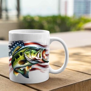 Pu&ograve; includere: Tazza in ceramica bianca con una grafica di un persico trota che salta fuori dall'acqua davanti a una bandiera americana.