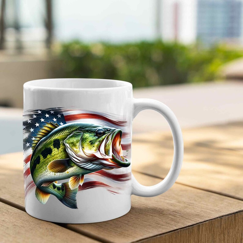 Pu&ograve; includere: Tazza in ceramica bianca con una grafica di un persico trota che salta fuori dall'acqua davanti a una bandiera americana.