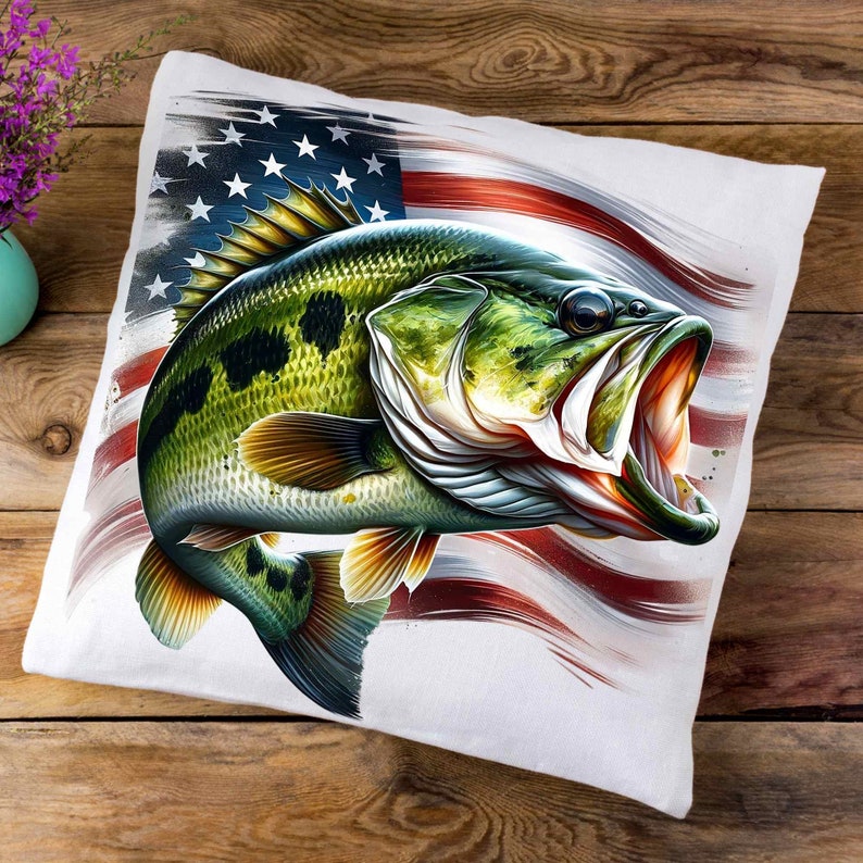 Pu&ograve; includere: Un cuscino bianco con un pesce persico trota che salta fuori dall'acqua. Il pesce persico trota &egrave; verde, giallo e nero. Lo sfondo &egrave; una bandiera americana sbiadita.