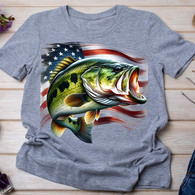 Pu&ograve; includere: Una maglietta grigia con la grafica di un black bass che salta davanti a una bandiera americana.