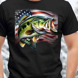 Pu&ograve; includere: Una maglietta nera con una grafica di un pesce bocca larga. Il pesce &egrave; verde, giallo e nero ed &egrave; posizionato su uno sfondo di bandiera americana rosso, bianco e blu.