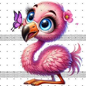 Op de afbeelding: Een roze flamingo met grote blauwe ogen en lange wimpers. De flamingo heeft een roze bloem op zijn kop en een paarse vlinder zit bij zijn snavel.