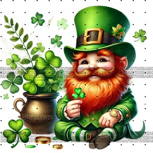 Pu&ograve; includere: Un folletto dei cartoni animati che indossa un cappello verde con una fibbia dorata e un vestito verde. Tiene un trifoglio in mano destra e ha una barba rossa. Lo sfondo &egrave; bianco con trifogli verdi.