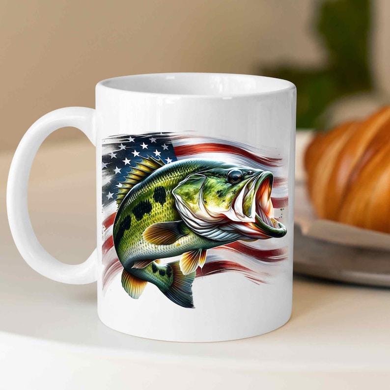 Pu&ograve; includere: Tazza da caff&egrave; in ceramica bianca con una grafica di un basso a bocca larga che salta fuori dall'acqua davanti a una bandiera americana.