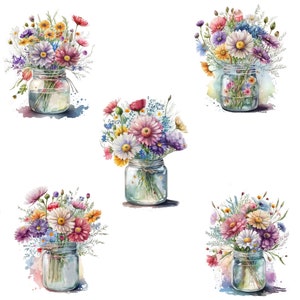 K&ouml;nnte beinhalten: F&uuml;nf Glasvasen gef&uuml;llt mit bunten Wildblumen, darunter rosa, lila, blaue und gelbe Blumen. Die Vasen sind aus klarem Glas und haben einen rustikalen, Vintage-Look.