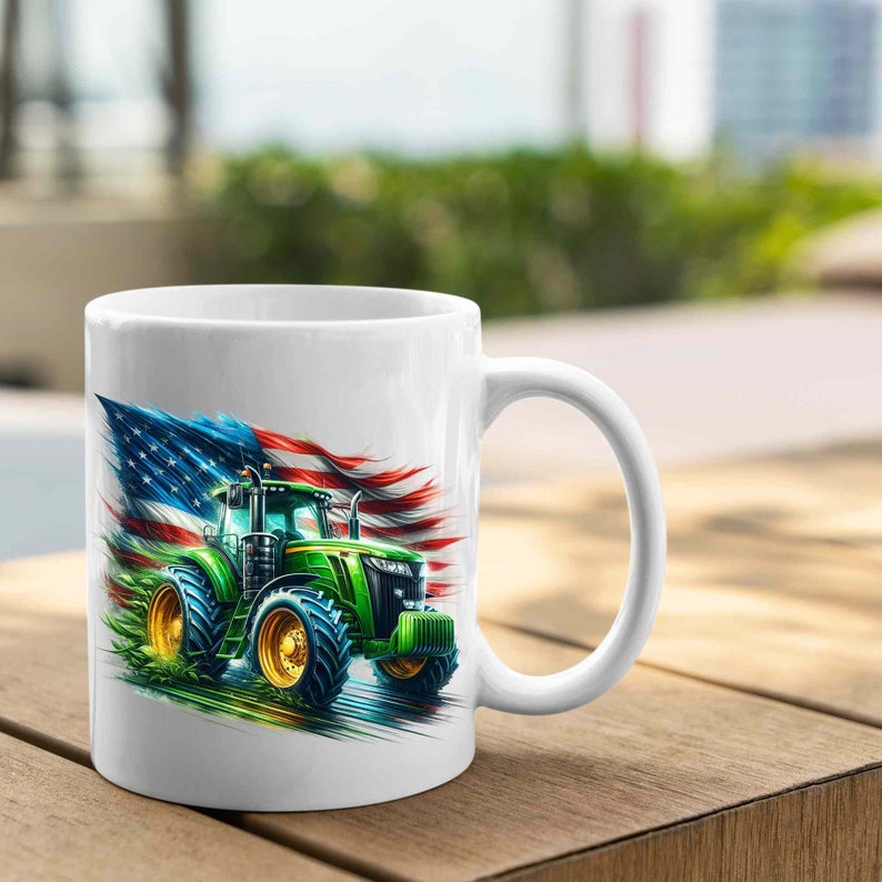 K&ouml;nnte beinhalten: Eine wei&szlig;e Keramiktasse mit einem gr&uuml;nen Traktor und einem amerikanischen Flaggen-Design. Der Traktor f&auml;hrt durch ein Grasfeld und die Flagge weht im Wind.