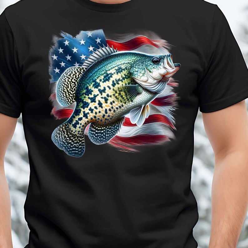 Op de afbeelding: Een zwart T-shirt met een afbeelding van een baars die voor een Amerikaanse vlag zwemt.