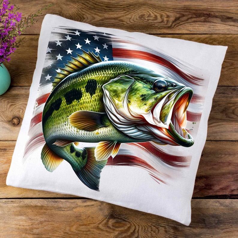 Pu&ograve; includere: Un cuscino bianco con un pesce persico verde e marrone che salta fuori dall'acqua. Il pesce &egrave; davanti a una bandiera americana sbiadita.
