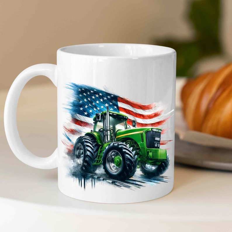 K&ouml;nnte beinhalten: Eine wei&szlig;e Keramiktasse mit einem gr&uuml;nen Traktor und einem amerikanischen Flaggen-Design. Der Traktor f&auml;hrt durch ein Grasfeld und die Flagge weht im Wind.